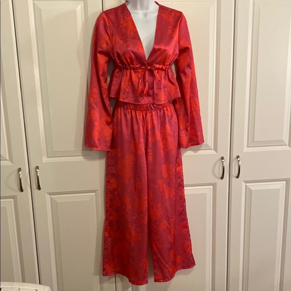 NWT boohoo 2-pc Floral Satin blouse & pants, sz 8